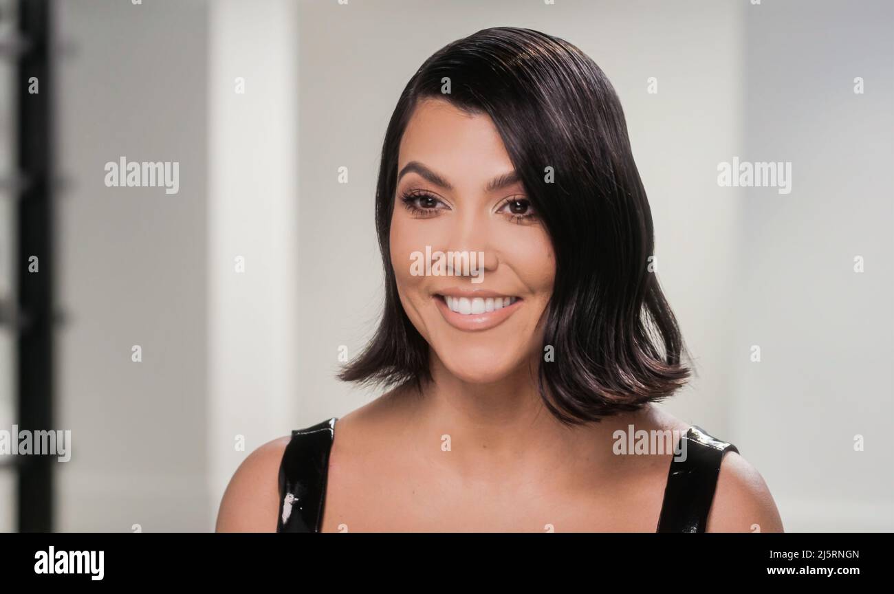 EE.UU. Kourtney Kardashian en una escena de la (C)Hulu nueva reality show:  Los Kardashians - Temporada 1 , episodio 1(2022). Argumento: Sigue a la  familia Kardashian mientras celebran nuevos emprendimientos y navegan