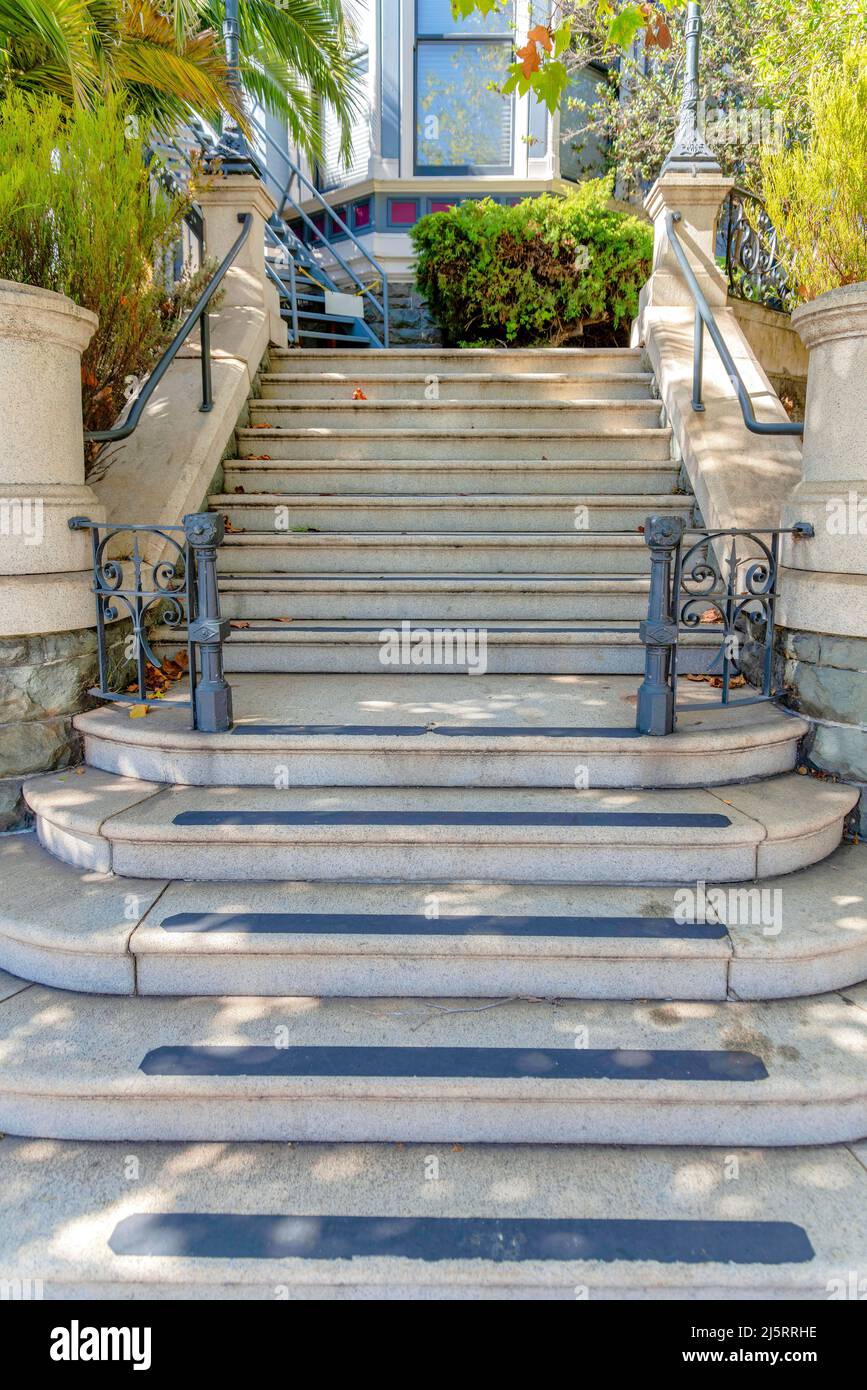 Escalera de Perron con tiras antideslizantes en cada escalera y valla  metálica y pasamanos Fotografía de stock - Alamy