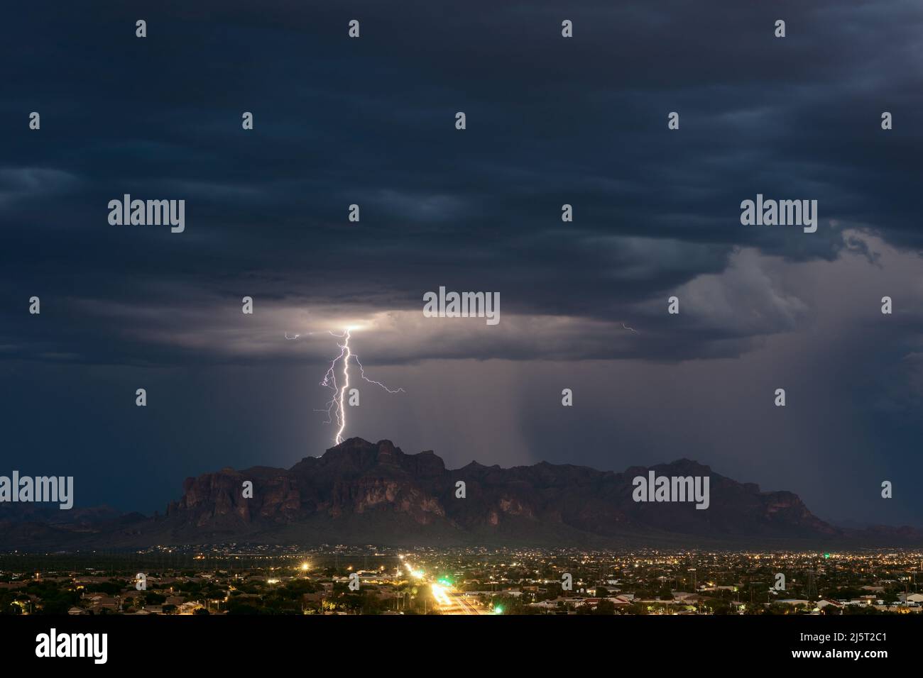 Los relámpagos golpean las Montañas Superstition durante una tormenta de la temporada monzónica en Arizona Foto de stock