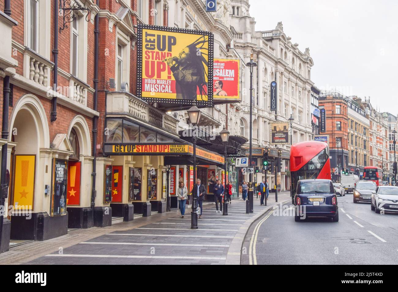 Teatros en Shaftesbury Avenue en West End, vista durante el día. Londres, Reino Unido, 23 de abril de 2022. Foto de stock