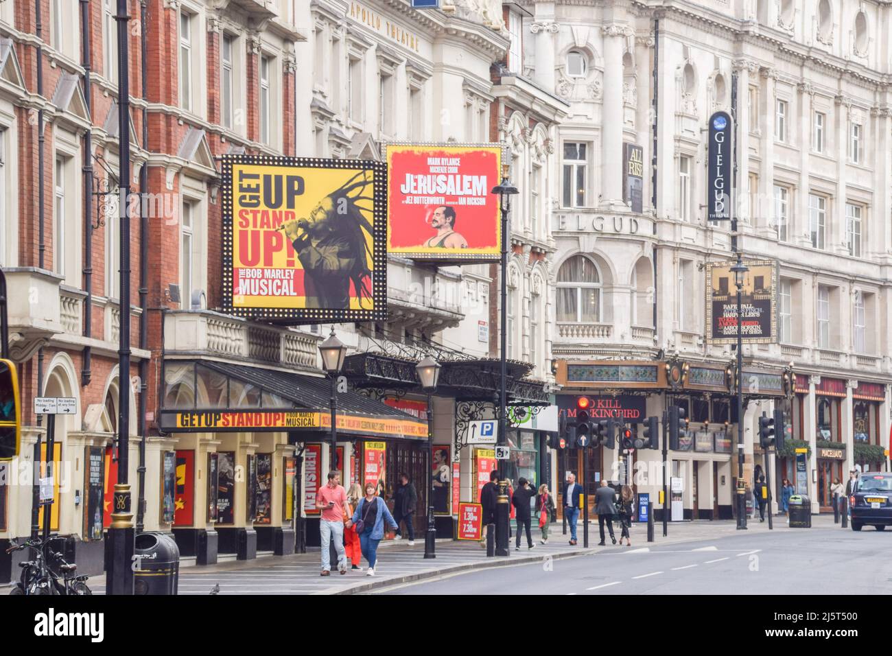 Teatros en Shaftesbury Avenue en West End, vista durante el día. Londres, Reino Unido, 23 de abril de 2022. Foto de stock