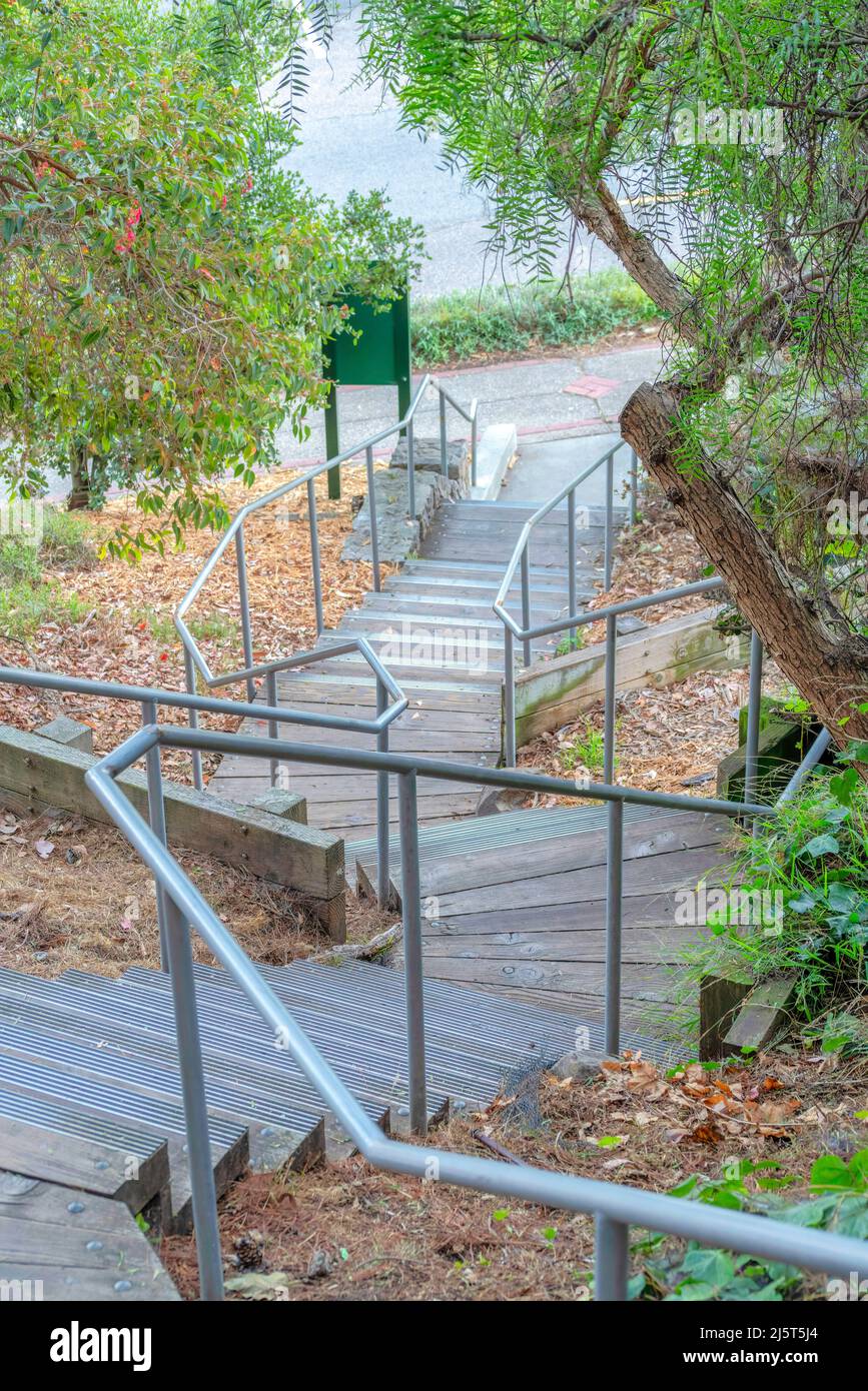 Escalera de Perron con tiras antideslizantes en cada escalera y valla  metálica y pasamanos Fotografía de stock - Alamy