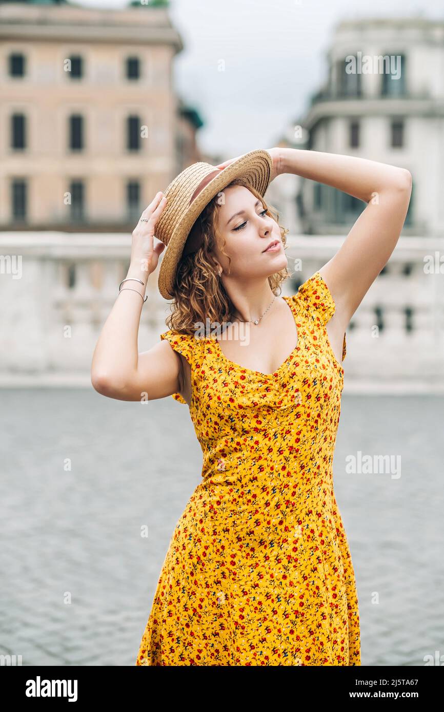 Concepto de viaje turismo de verano en Roma Italia. Mujer joven vestir  sombrero y disfrutar Fotografía de stock - Alamy