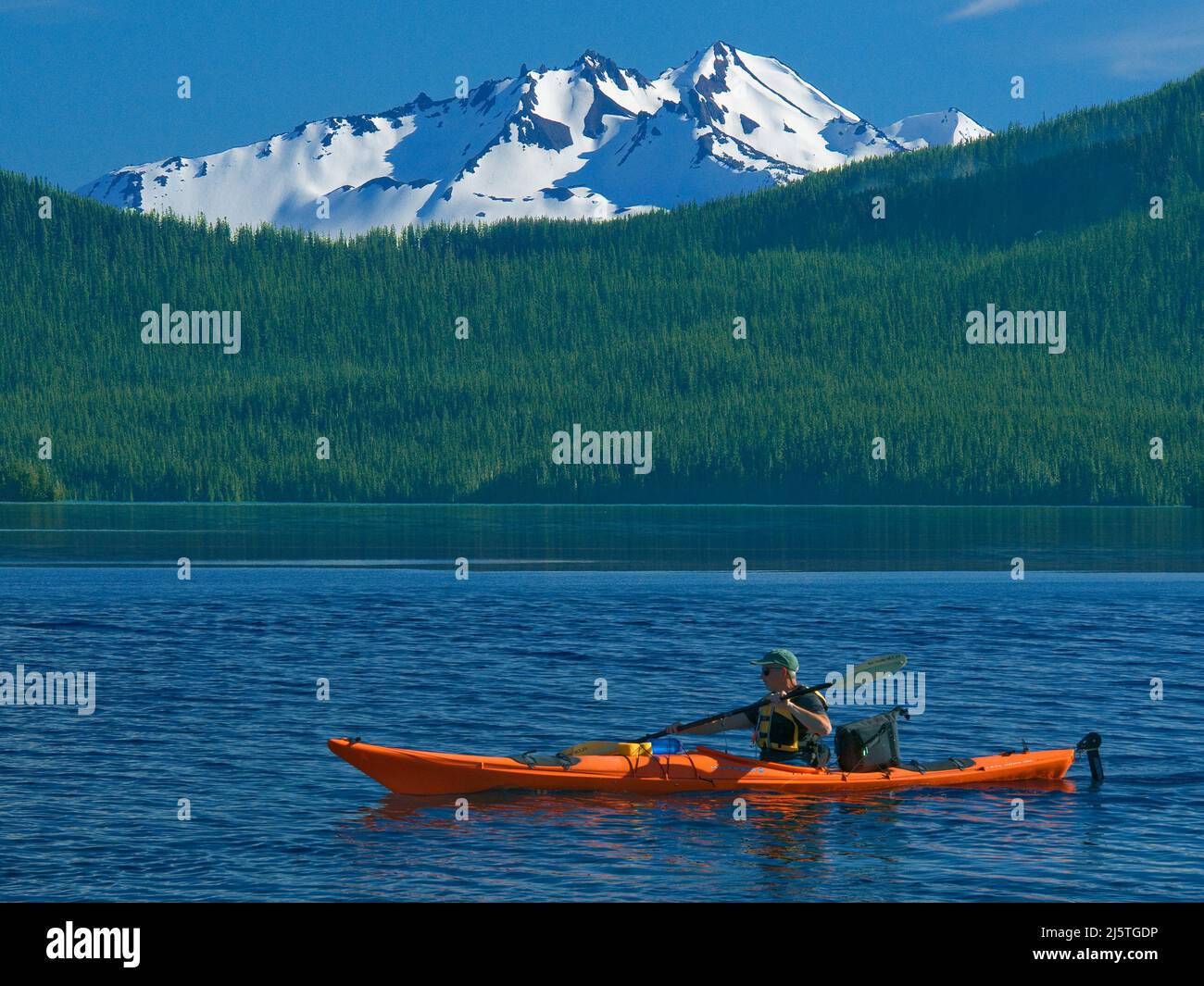 Waldo Lake y Diamond Peak, Cascade Range, Oregón Foto de stock