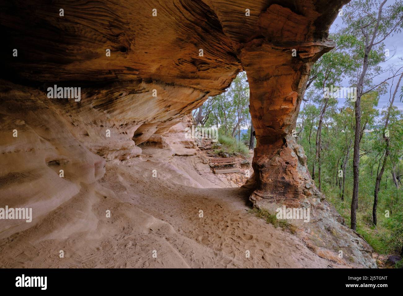 En una cueva de piedra arenisca de Pilliga Foto de stock
