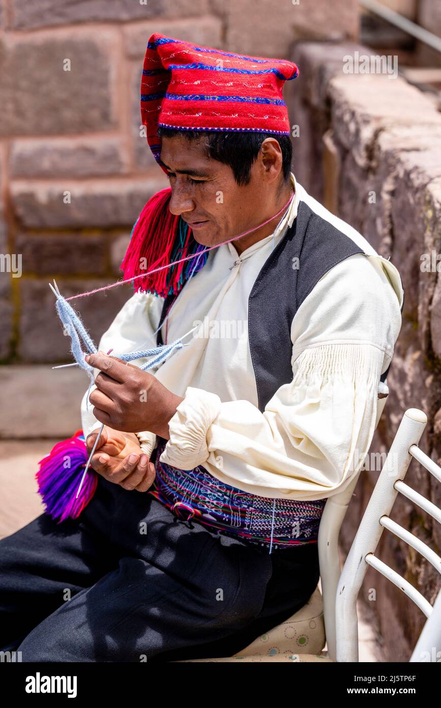 Vestido tradicional hombre peru fotografías e imágenes de alta resolución -  Alamy