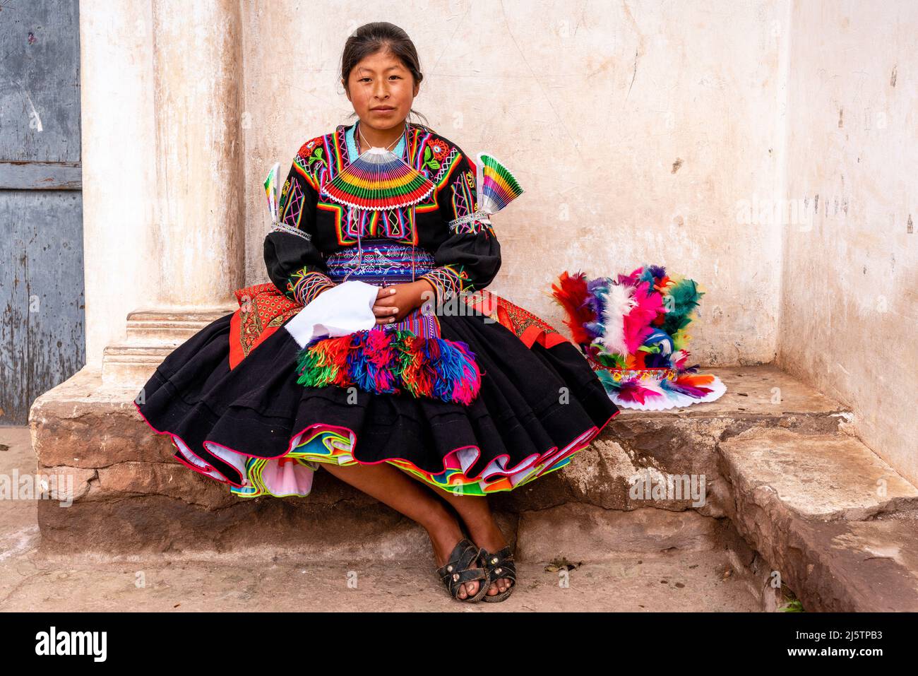 Chica peruana en traje tradicional fotografías e imágenes de alta  resolución - Alamy