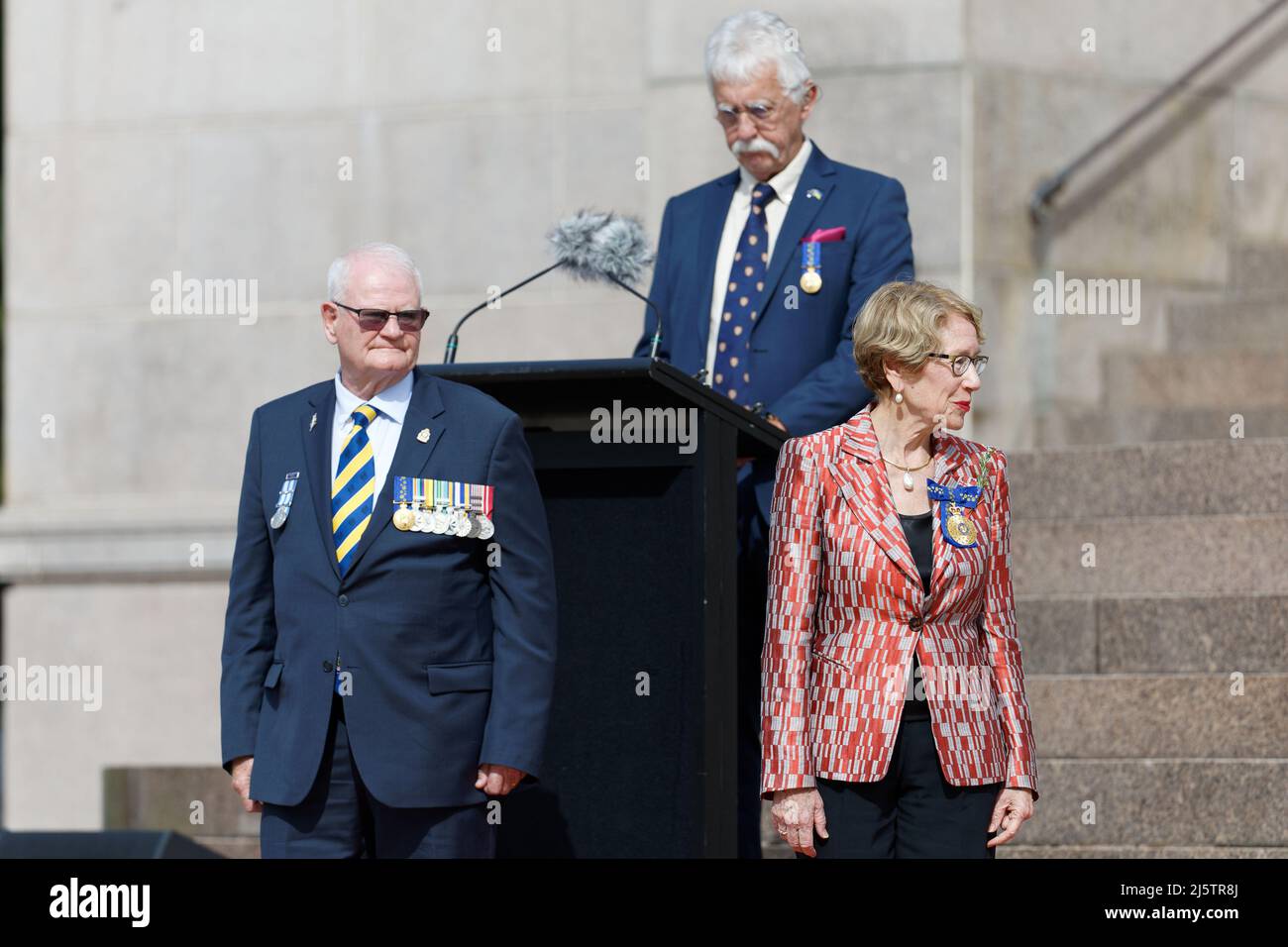 Sydney, Australia, 25 de abril de 2022, el Servicio de Conmemoración es un servicio religioso con oraciones ofrecidas por líderes de iglesias y Comandantes de la Fuerza de Defensa Australiana, junto con un discurso del Gobernador de Nueva Gales del Sur durante el Servicio de Conmemoración del Día ANZAC el 25 de abril de 2022 en Sydney, Australia. El Servicio de Drumhead Unido ha sido introducido por cadetes del Colegio Escocés. La música es proporcionada por el Scots College Pipes and Drums, New South Wales Police Concert Band acompañado por el Coro Galés de Sydney. Foto de stock