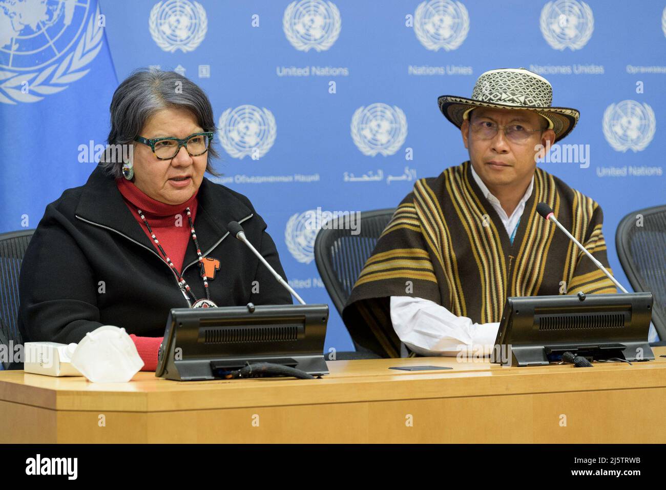 220425) -- NACIONES UNIDAS, 25 de abril de 2022 (Xinhua) -- Roseanne  Archibald (L), la jefa nacional de la Asamblea de las Primeras Naciones,  una organización de derechos indígenas en Canadá, habla