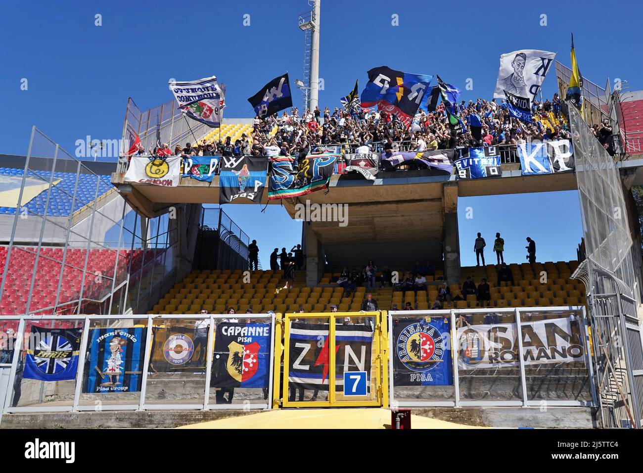 ESTADIO US Lecce durante el partido de fútbol italiano Serie B US Lecce vs  AC Pisa el 25 de abril de 2022 en el Stadio Via del Mare en Lecce, Italia  (Foto