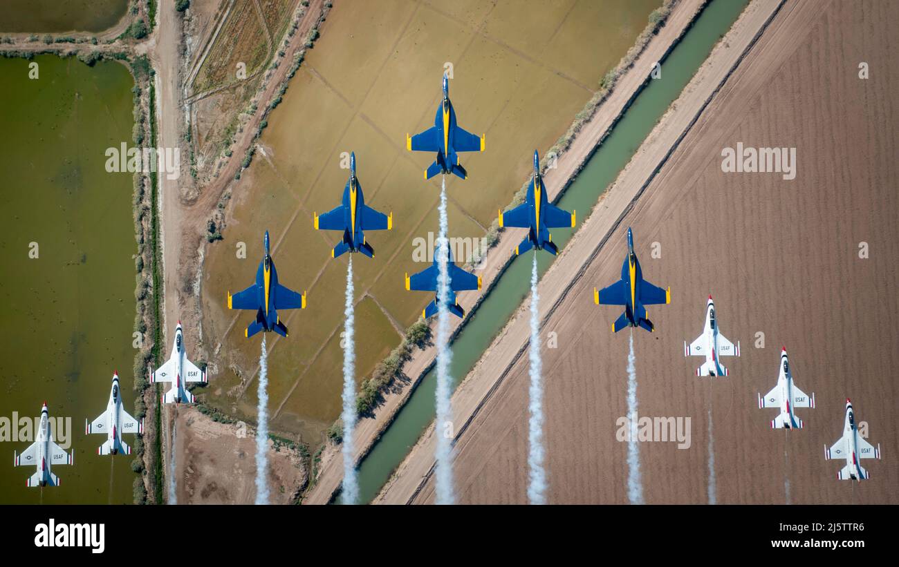 El Escuadrón de Demostración Aérea de la Fuerza Aérea de los Estados Unidos, conocido como “Thunderbirds”, y el Escuadrón de Demostración de Vuelo de la Marina de los Estados Unidos, los “Blue Angels”, realizan entrenamiento conjunto sobre la Instalación Aérea Naval El Centro, California, 1 de marzo de 2022. Los Thunderbirds y Blue Angels pasaron una semana en NAF El Centro compartiendo las mejores prácticas e intercambiando lecciones aprendidas en preparación para la próxima temporada de espectáculos aéreos. (EE.UU Foto de la Fuerza Aérea del personal Sgt. Andrew D. Sarver) Foto de stock