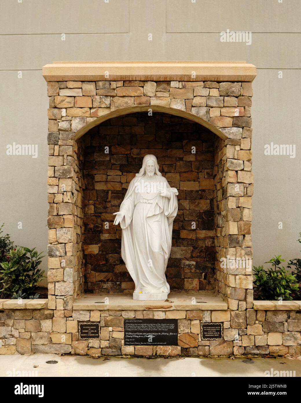 Estatua de Jesucristo, un símbolo religioso cristiano, en una gruta de piedra como monumento conmemorativo en Blue Ridge Georgia, Estados Unidos. Foto de stock