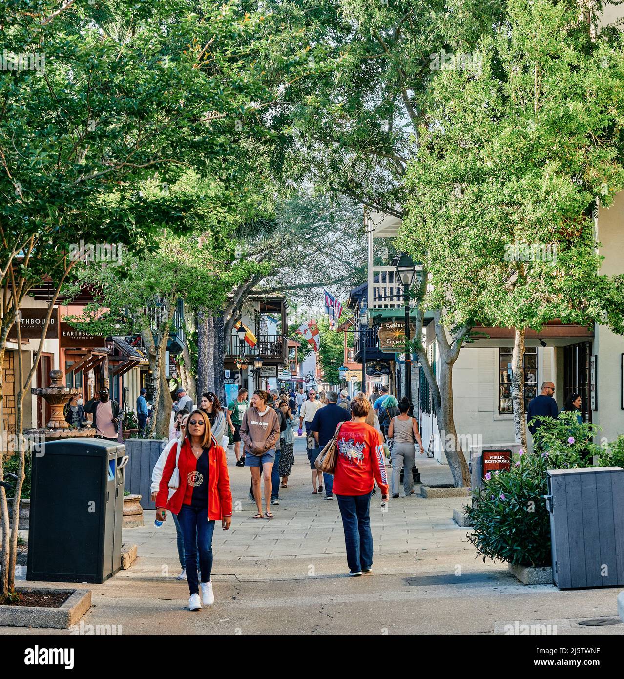 Los turistas o la gente caminan o caminan a lo largo de la histórica St George Street en el casco antiguo de Saint Augustine Florida, Estados Unidos. Foto de stock