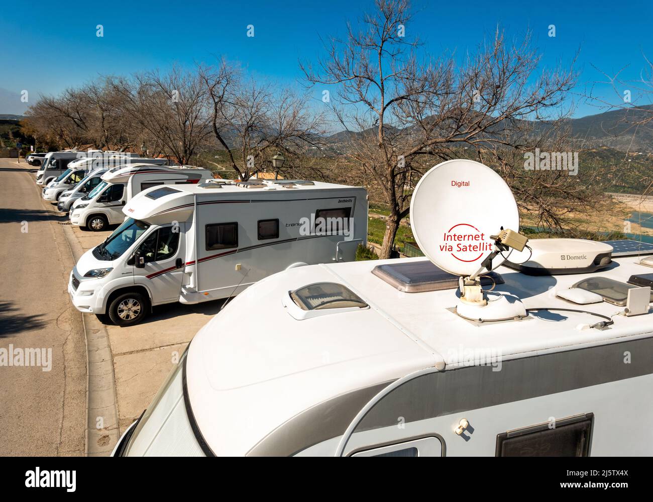 Camper van campervan autocaravana autocaravana con Internet digital vía satélite. Zahara de la Sierra Andalucía Sur España Febrero invierno. Foto de stock