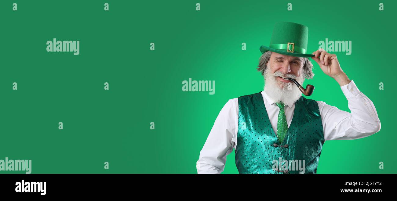 Hombre mayor fuma pipa sobre verde con espacio para texto. Celebración del Día de San Patricio Fotografía de stock - Alamy