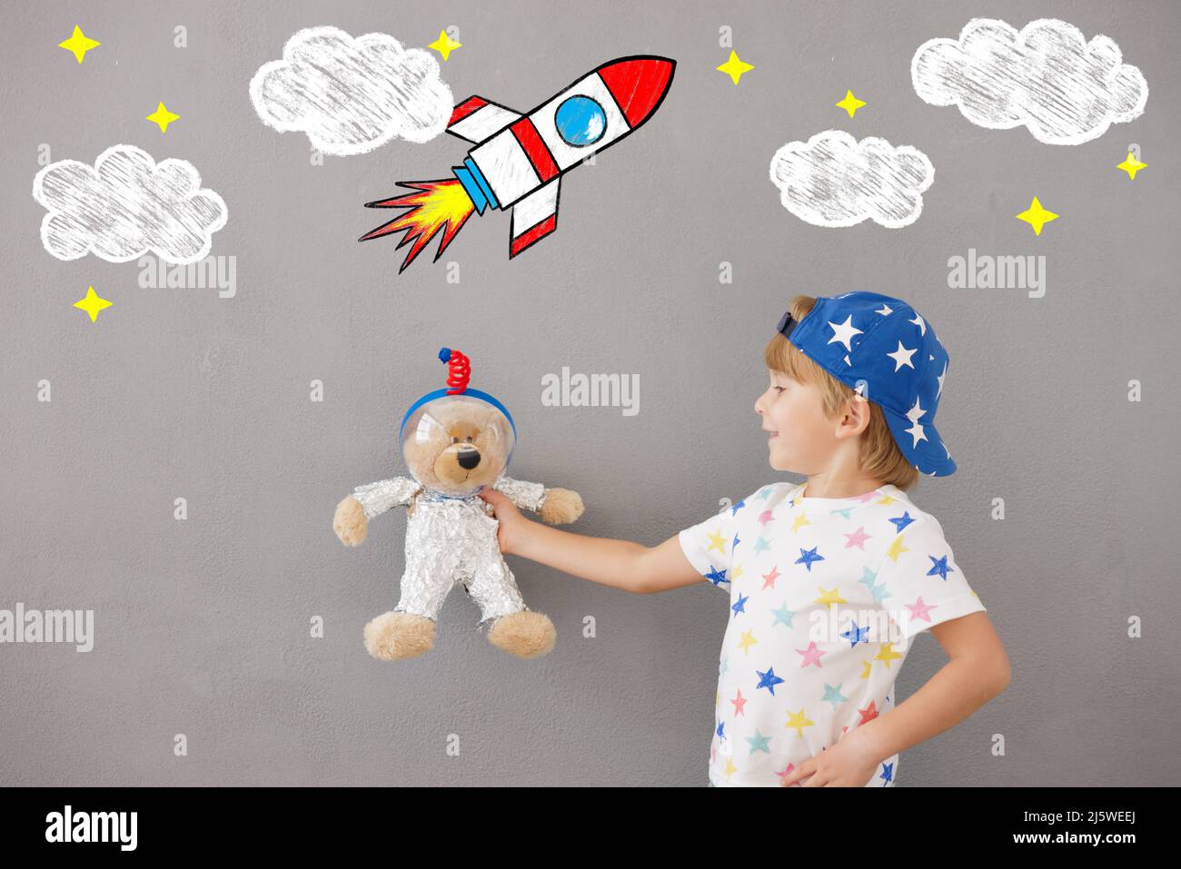 Niños Jugando Con Casco Y Cohete Astronauta Imagen de archivo - Imagen de  alegre, juego: 190532701