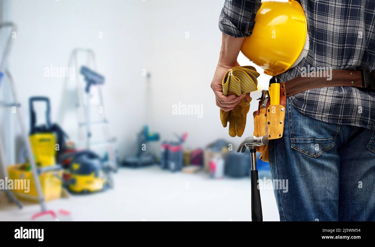 trabajador o constructor con casco y herramientas de trabajo Fotografía de  stock - Alamy