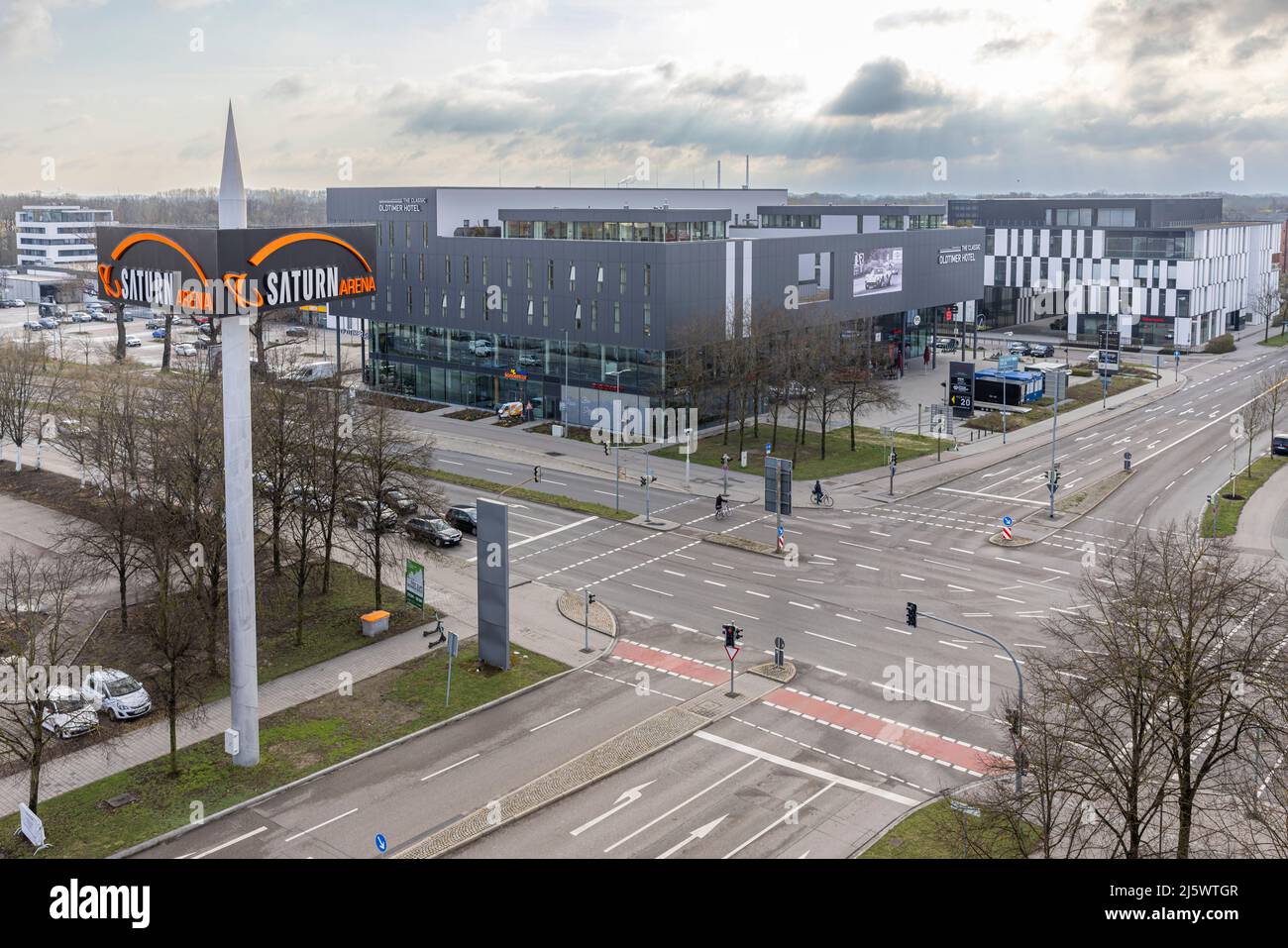 Saturno Arena en Ingolstadt en un día de primavera nublado Foto de stock