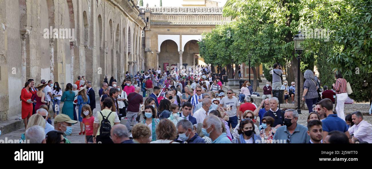 Mezquita en Córdoba España.Viaje post-covid image.Algunos turistas deambulando con una máscara. Foto de stock