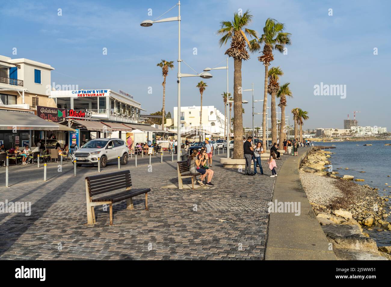 Uferpromenade en Paphos, Zypern, Europa | Paseo marítimo de Paphos, Chipre, Europa Foto de stock