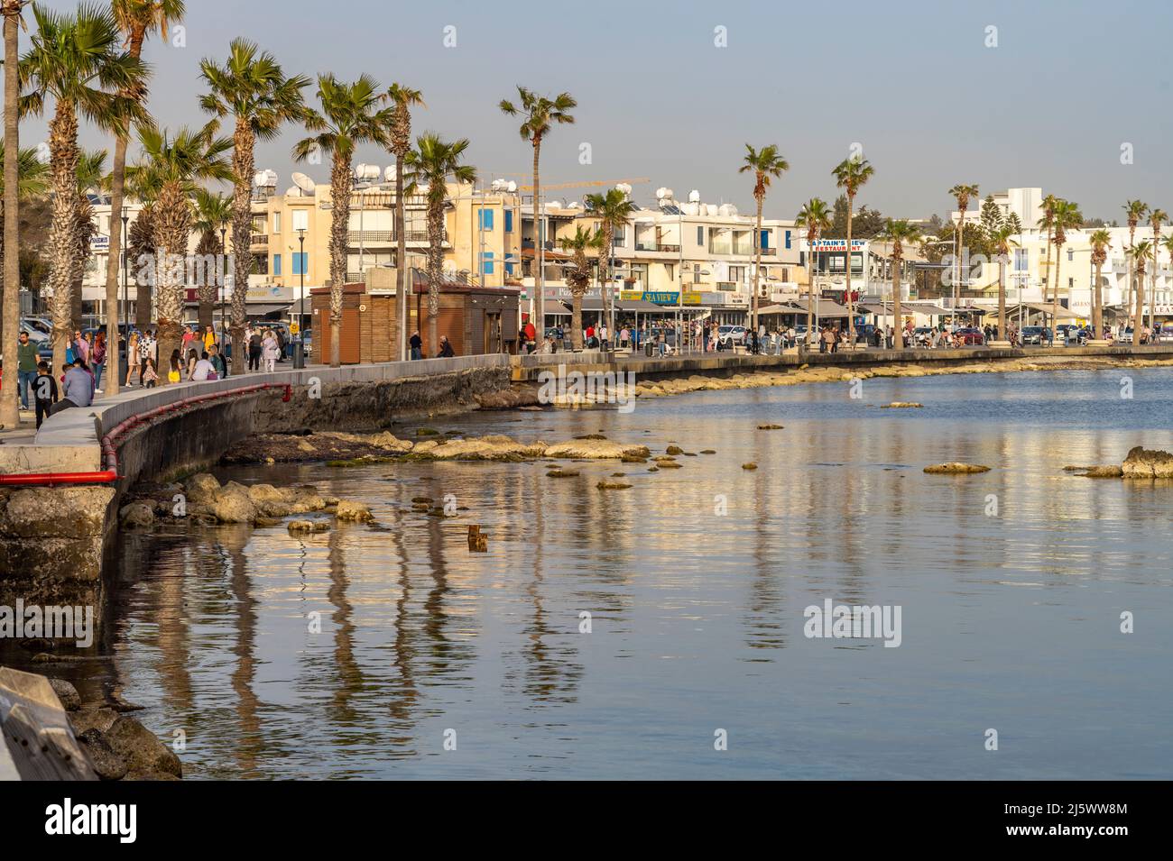 Uferpromenade en Paphos, Zypern, Europa | Paseo marítimo de Paphos, Chipre, Europa Foto de stock
