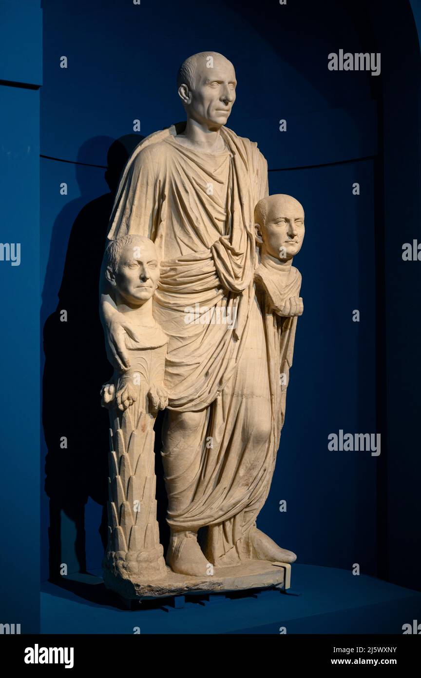 Roma. Italia. Togaed Barberini estatua (1st siglo antes de Cristo), muestra la figura central que sostiene retratos de sus antepasados. Foto de stock