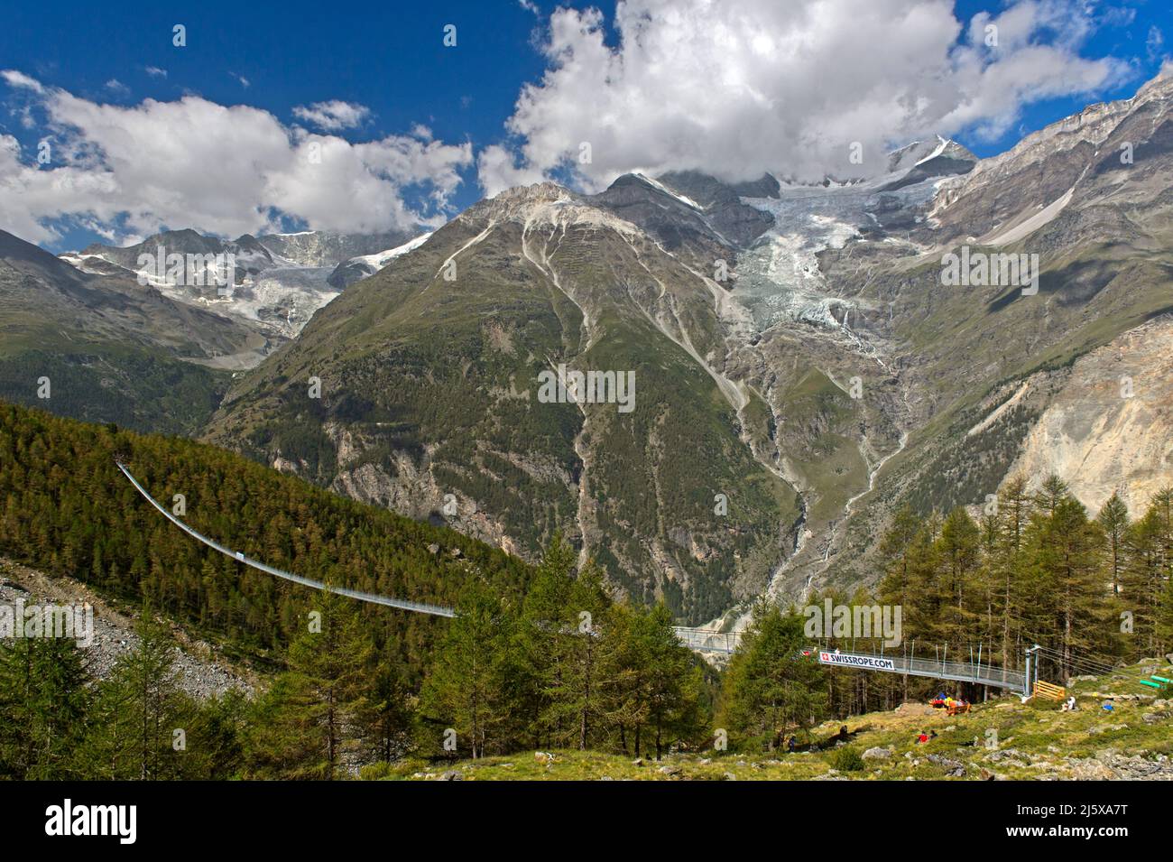 Puente colgante Charles Kuonen de Swissope AG en los Alpes Valais, Randa, Valais, Suiza Foto de stock