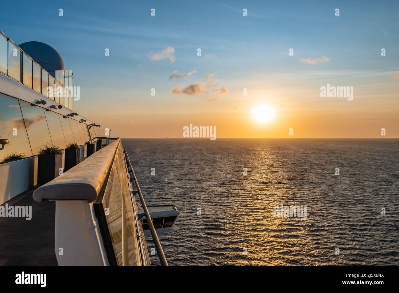 Crucero navegando por el Mar Caribe al atardecer. Foto de stock