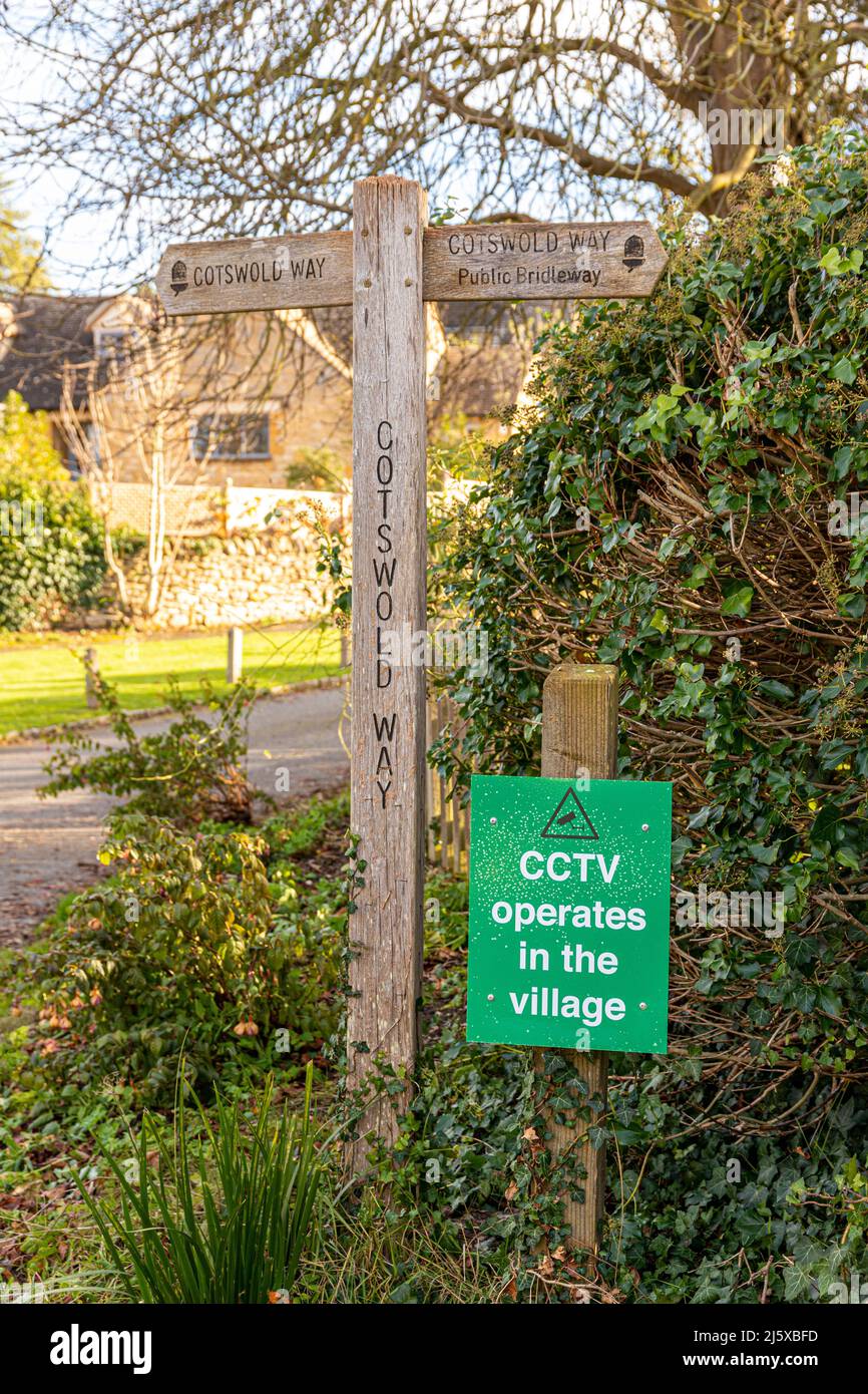 Acercándose a la aldea de Cotswold de Stanton en otoño a lo largo de la ruta nacional de Cotswold Way, Gloucestershire, Inglaterra Reino Unido Foto de stock