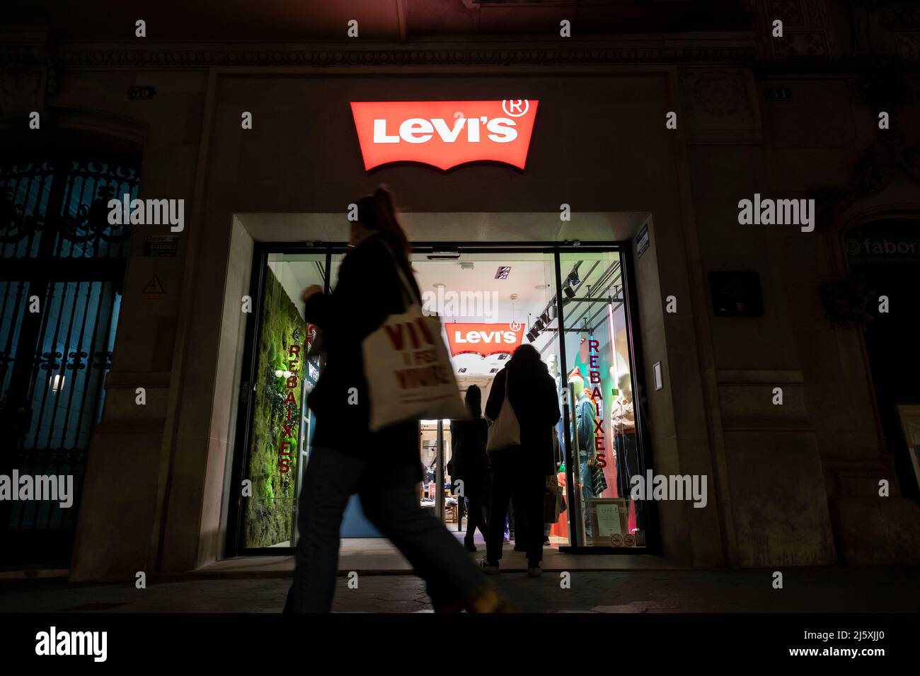 Barcelona, España - 07 de enero de 2022: Tienda de ropa Levi's o Levi  Strauss & Co. En el Paseo de Gracia, una de las principales avenidas de la  ciudad Fotografía de stock - Alamy