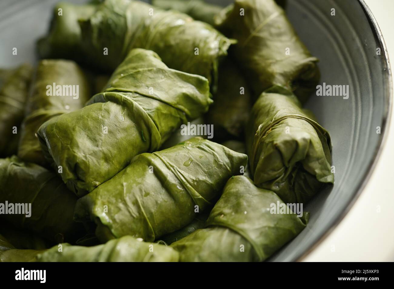 Primer plano Hojas de muelle de paciencia rellenas con ternera, arroz y verduras Foto de stock