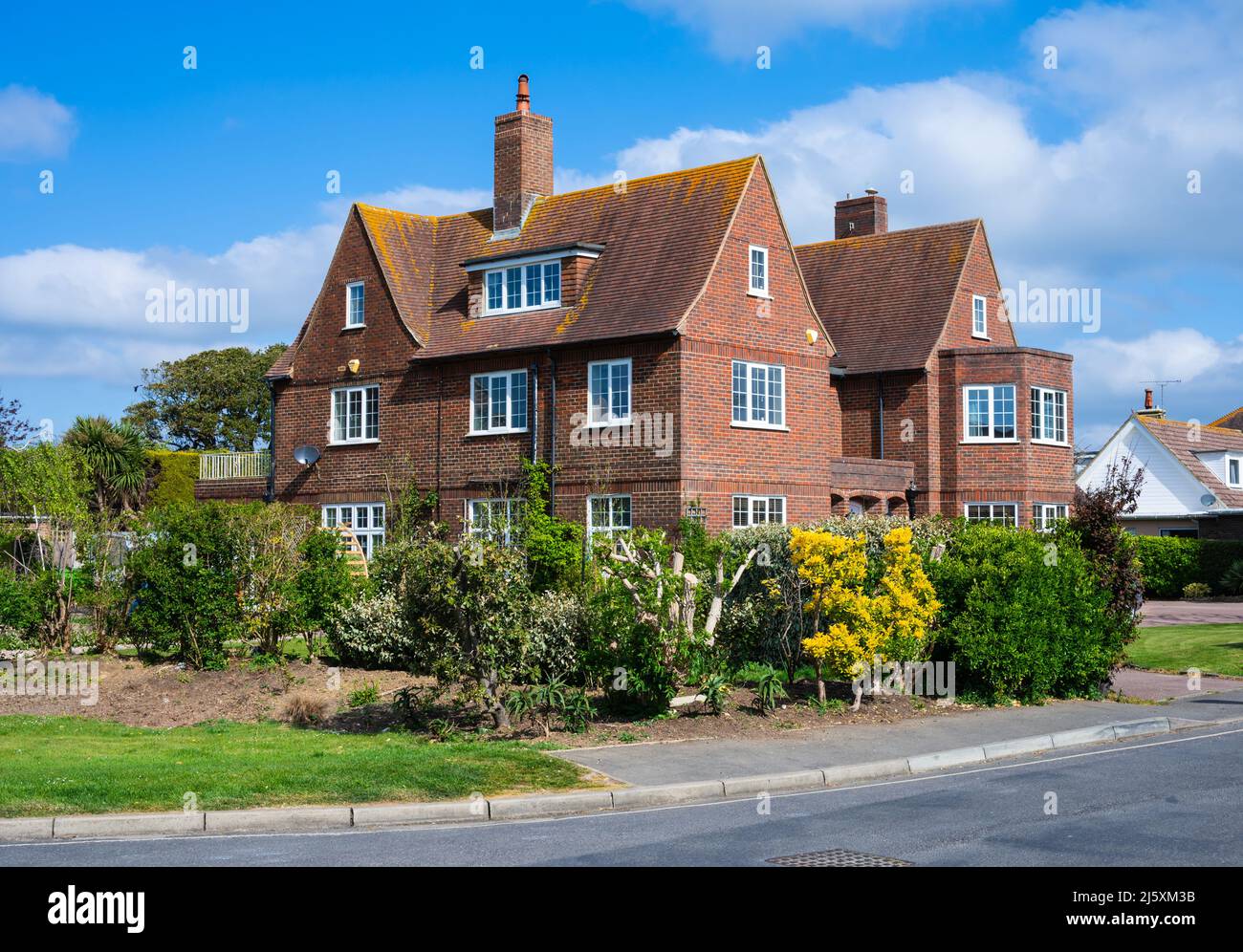 Casa británica separada de ladrillo rojo muy grande a mediados de 1900s, una de las más caras en la zona de Sea Lane, East Preston, West Sussex, Inglaterra, Reino Unido. Foto de stock