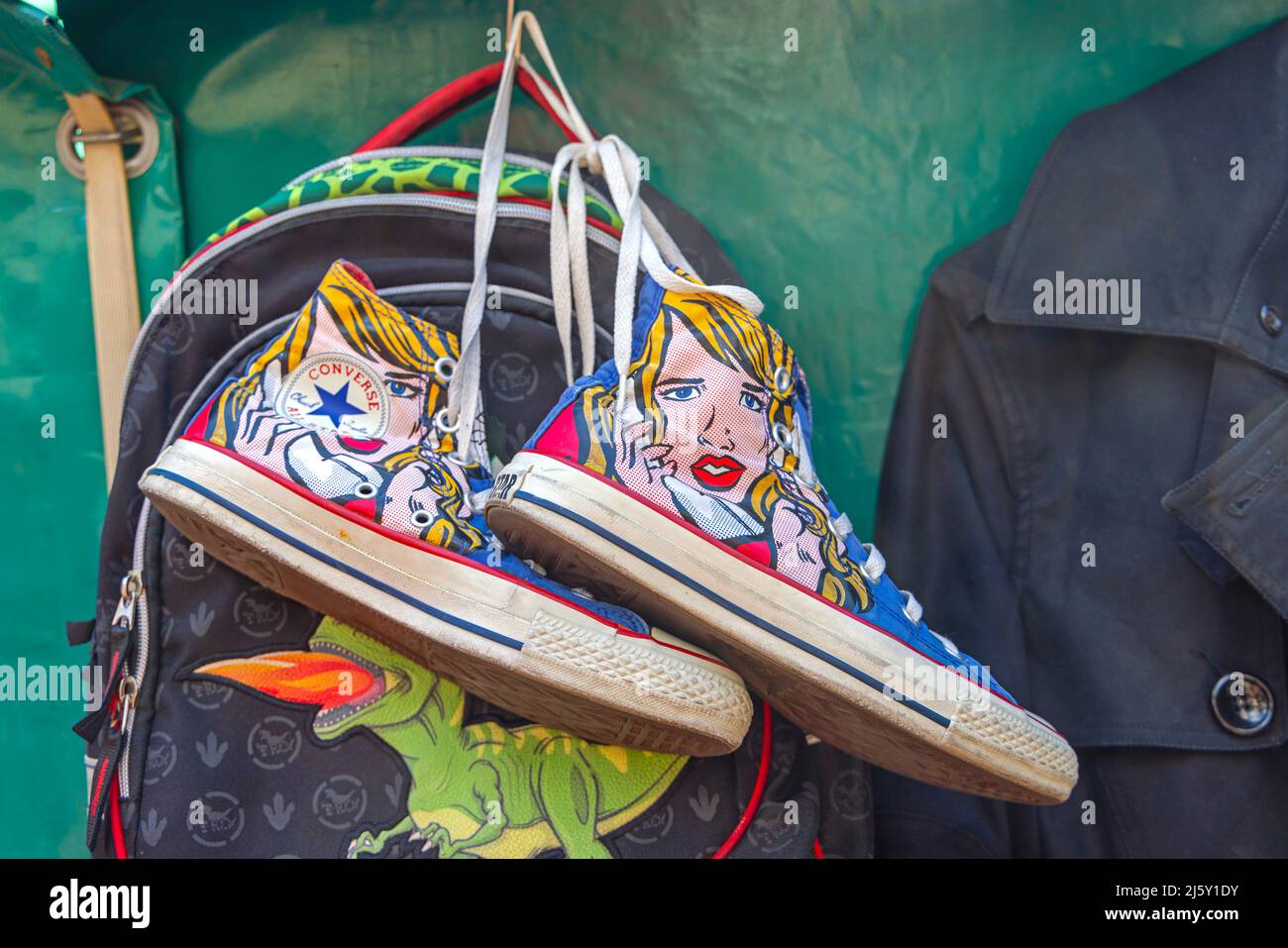 Belgrado, Serbia - 23 de abril de 2022: Edición Limitada Converse All Star  Sneakers con estampado de dibujos animados en el mercado de pulgas  Fotografía de stock - Alamy