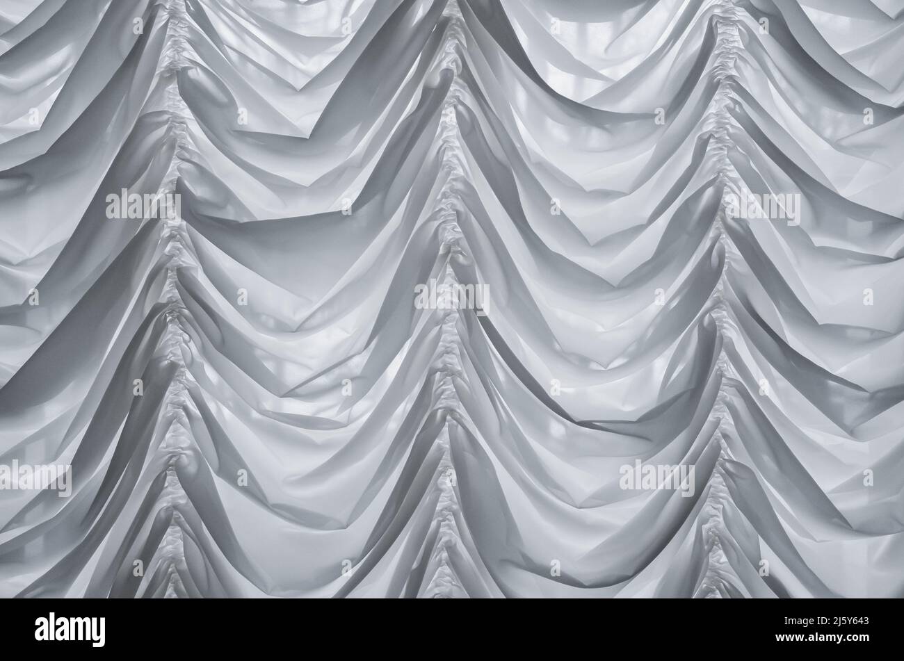 Tulle blanco con patrón de pliegues, textura de foto de fondo Foto de stock