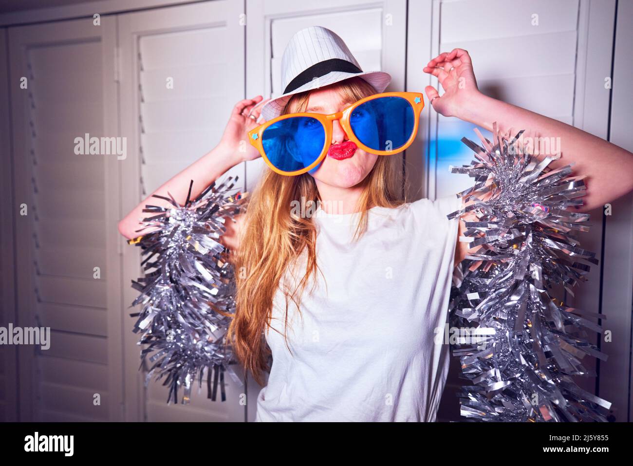 Retrato mujer joven juguetona en tontas gafas de sol grandes Foto de stock
