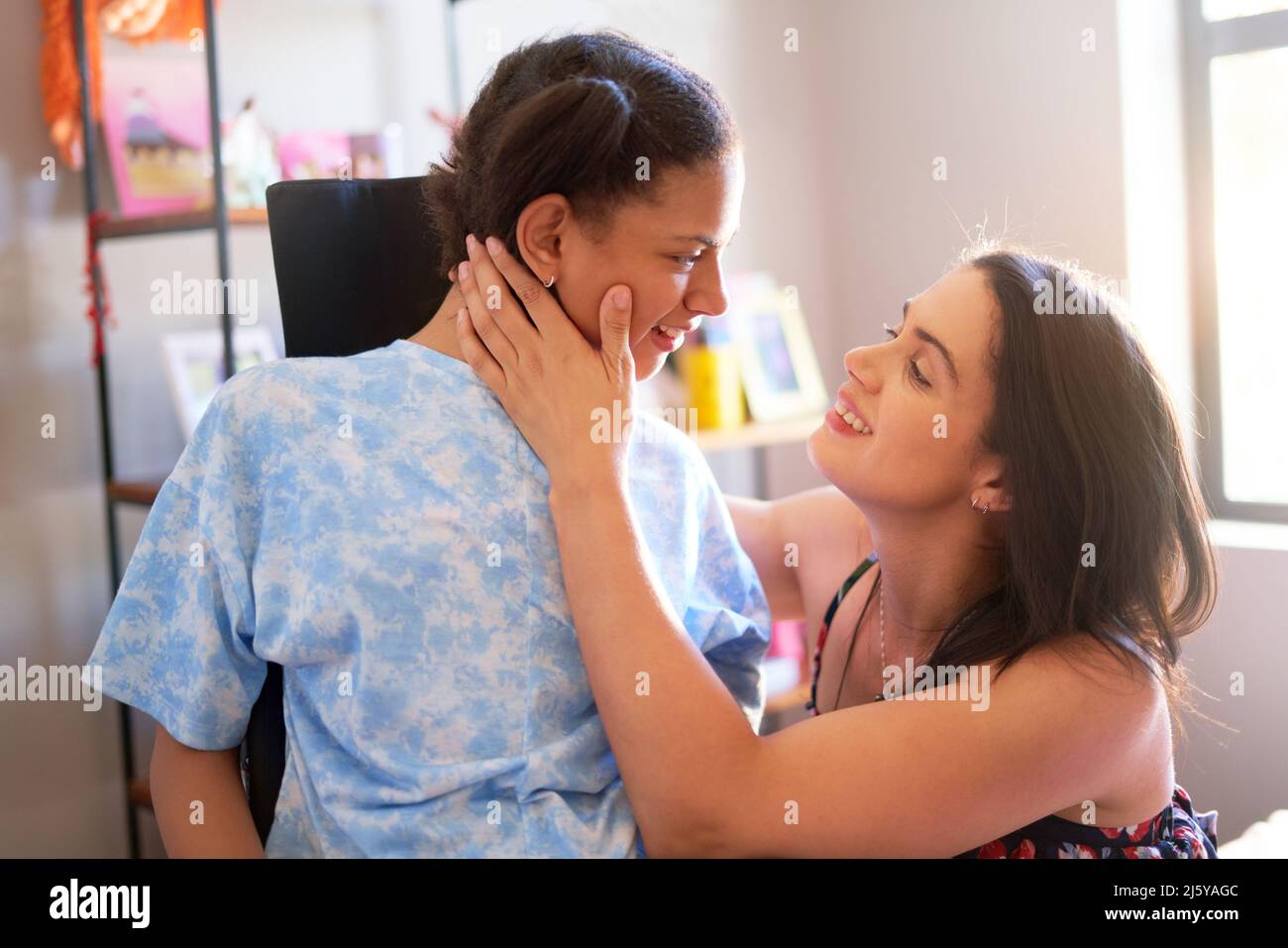 Feliz madre e hija discapacitada cara a cara Foto de stock