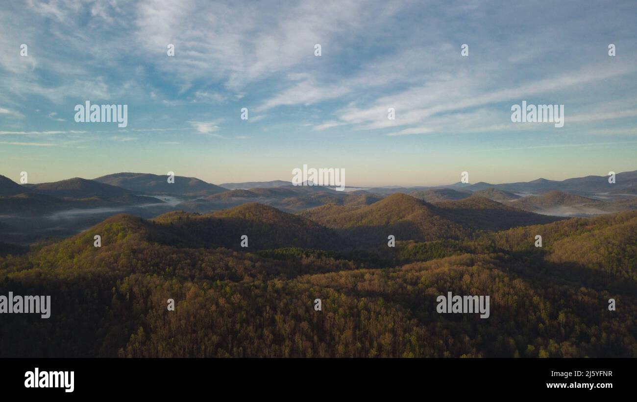 Drone un tiro de niebla rodando a través de las montañas de Georgia del Norte en una mañana temprana de la primavera. Foto de stock