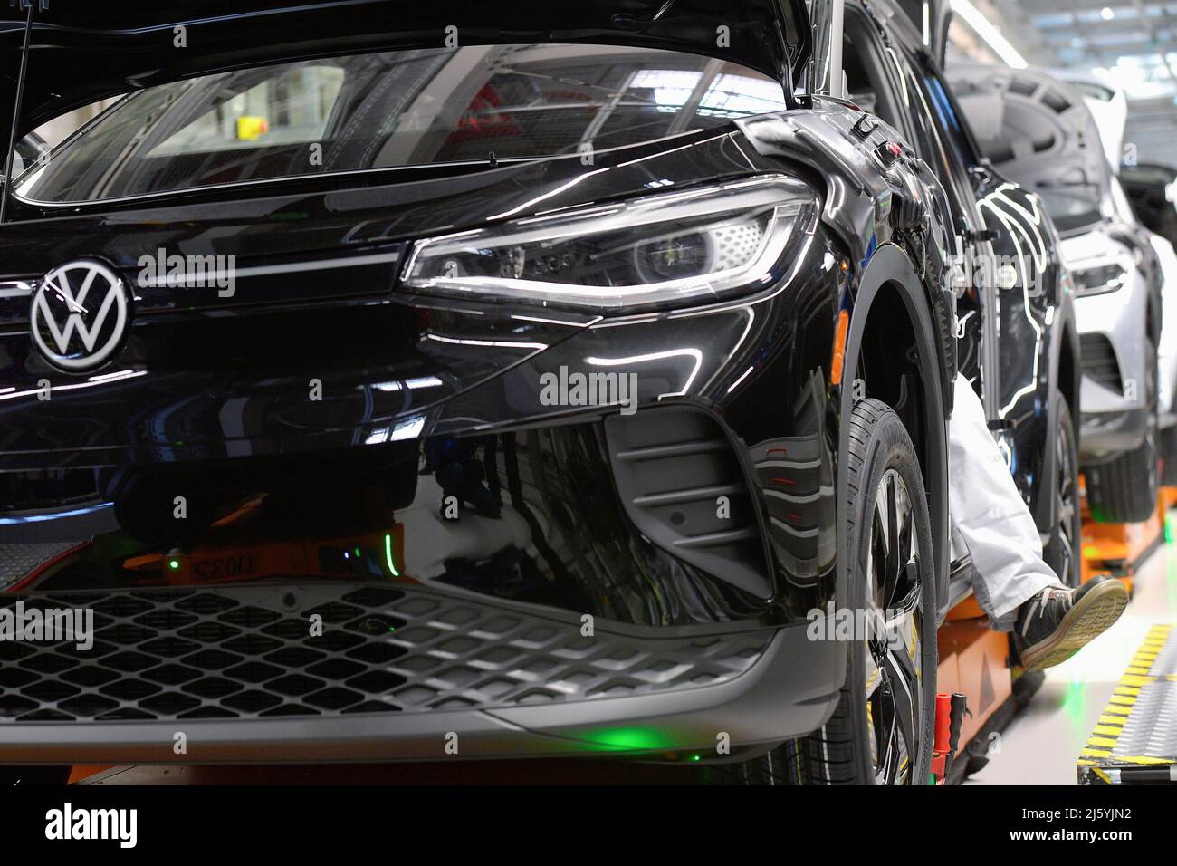 Un técnico trabaja en la línea de producción de modelos de vehículos  eléctricos del Grupo Volkswagen, en Zwickau, Alemania, el 26 de abril de  2022. REUTERS/Matthias Rietsche Fotografía de stock - Alamy