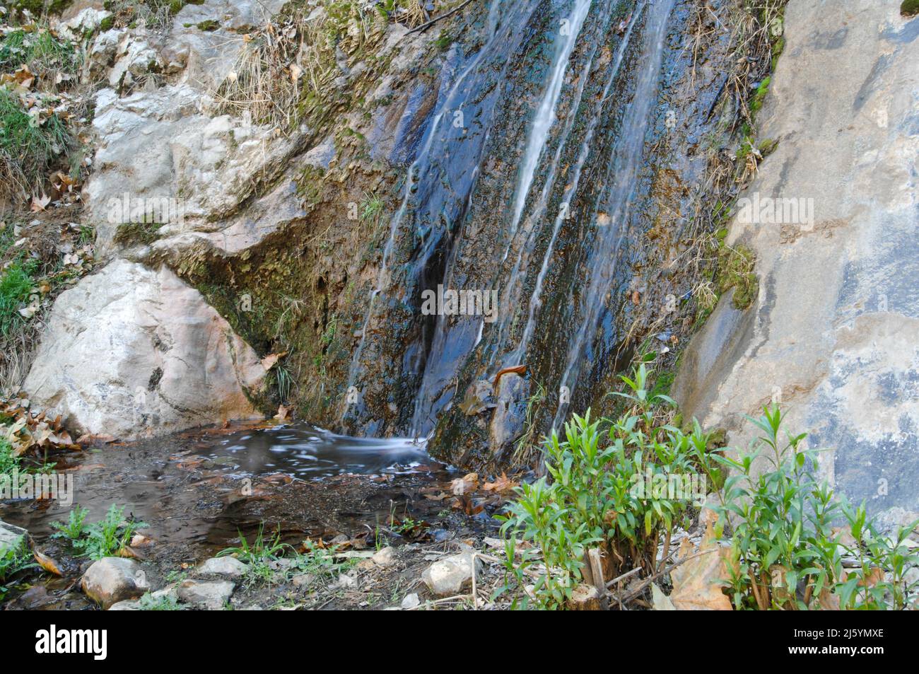 Pequeña cascada en las montañas de Tehachapi Foto de stock