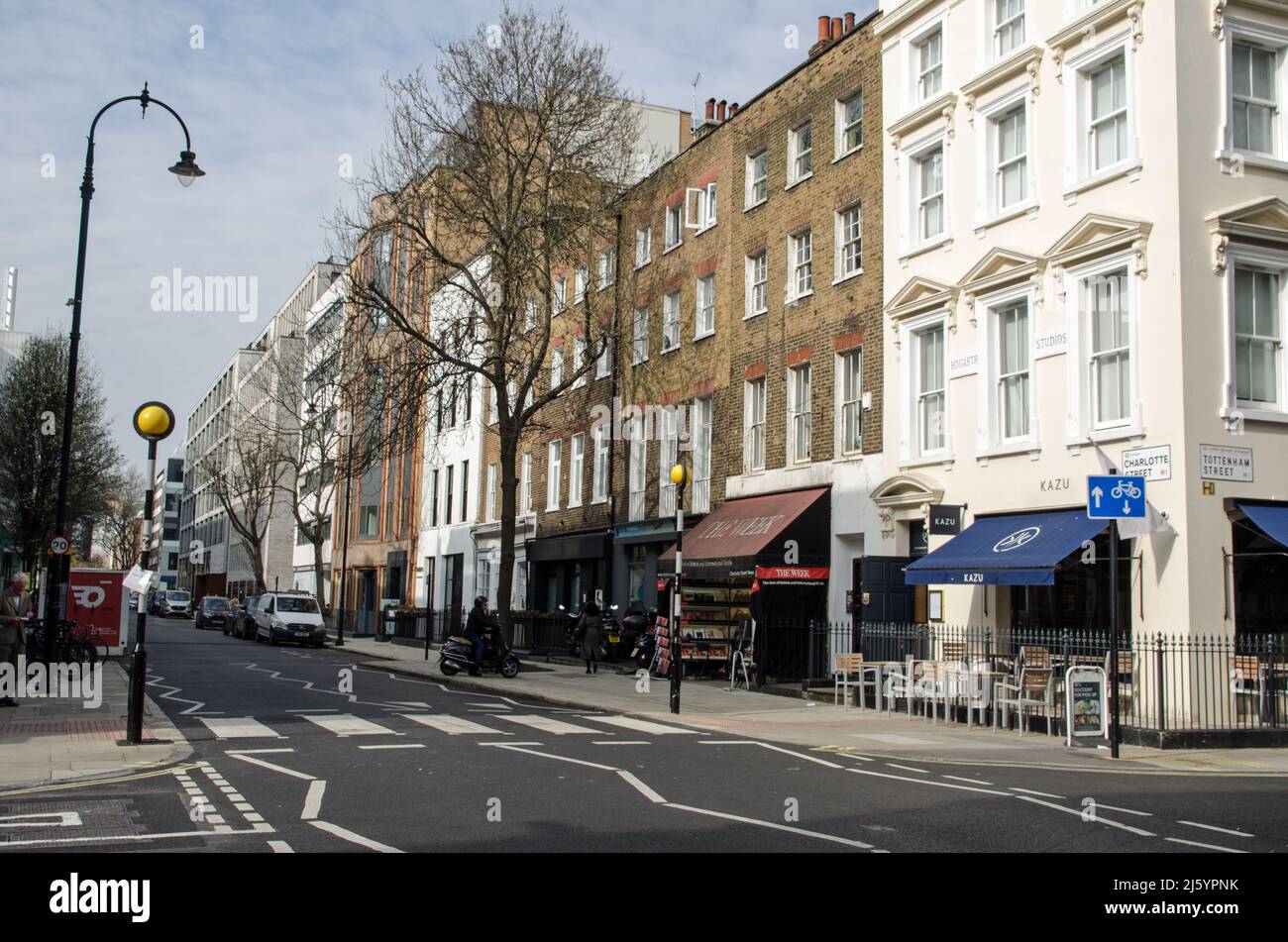 Londres, Reino Unido - 21 de marzo de 2022: Vista a lo largo de la elegante calle Charlotte Street en Camden, Londres central. La calle está asociada con la publicidad ind Foto de stock