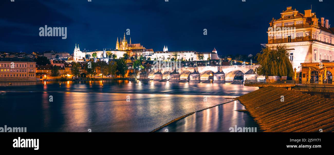 Castillo de Praga y Puente de Carlos por la noche Foto de stock