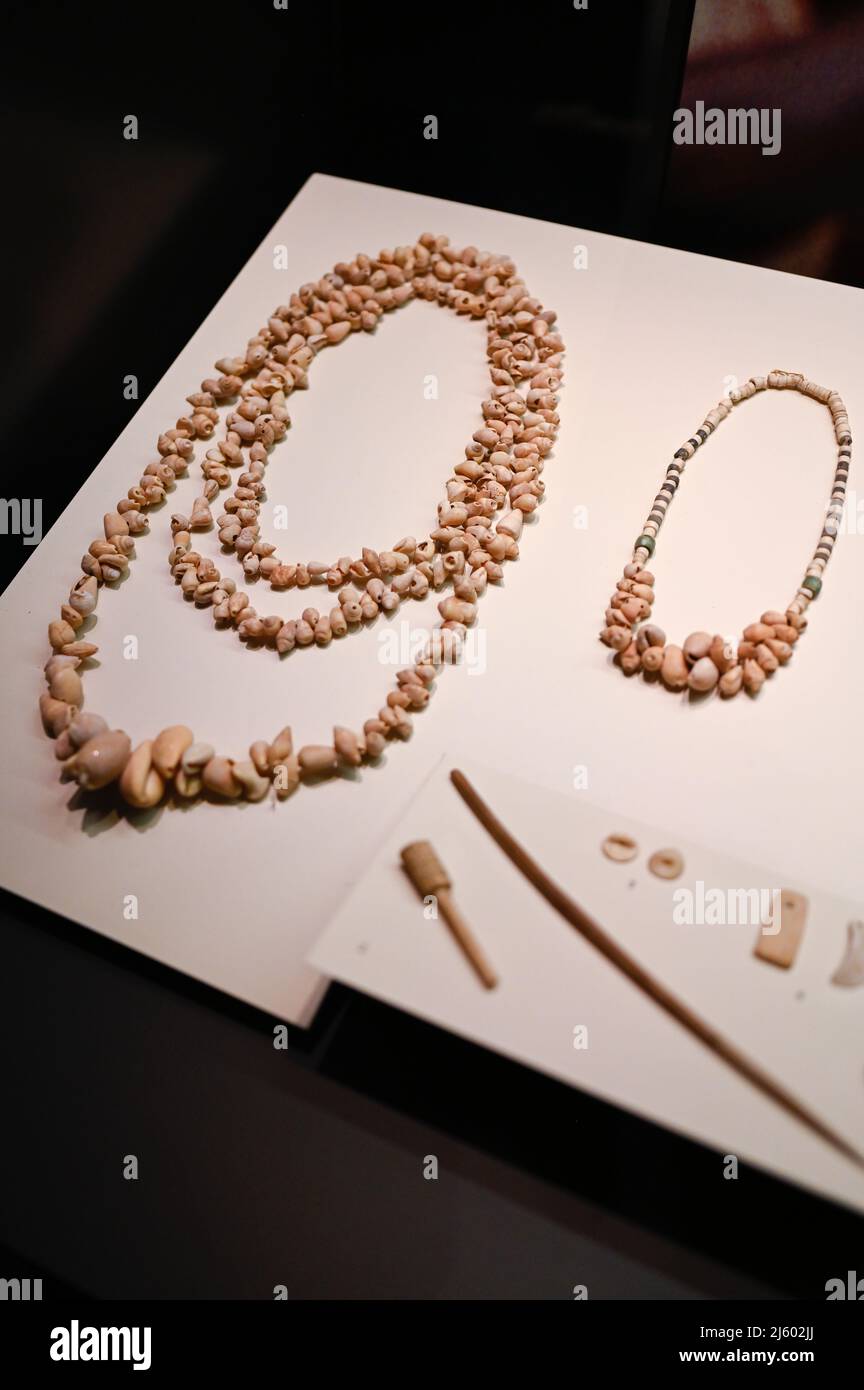 Collares hechos de perlas de caracol de mar perforadas, hueso y piedra. El  Museo Arqueológico Nacional (MAN), que alberga uno de los más importantes  del mundo Fotografía de stock - Alamy