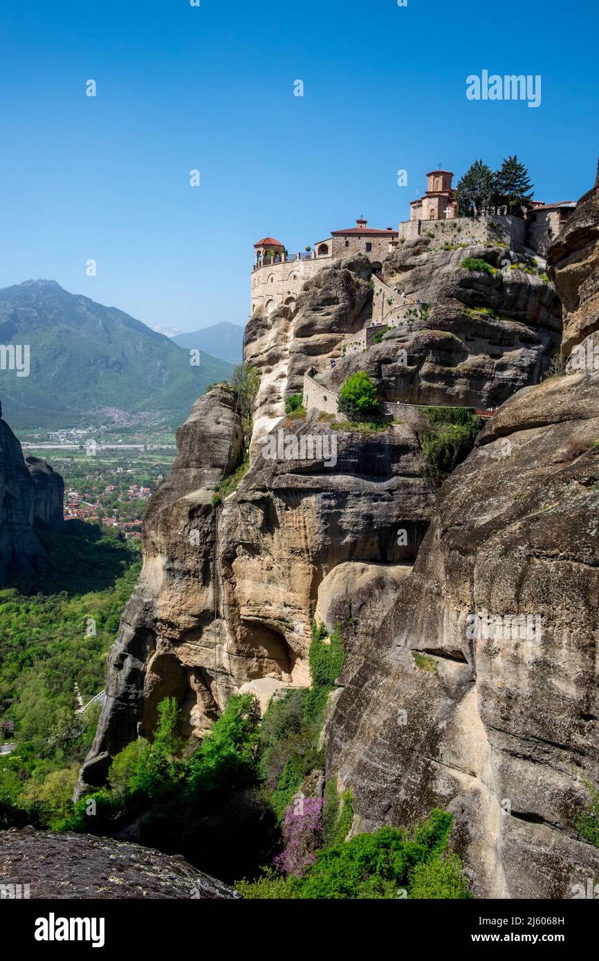 Paisaje de monasterios ortodoxos griegos en la cima de rocas empinadas Foto de stock
