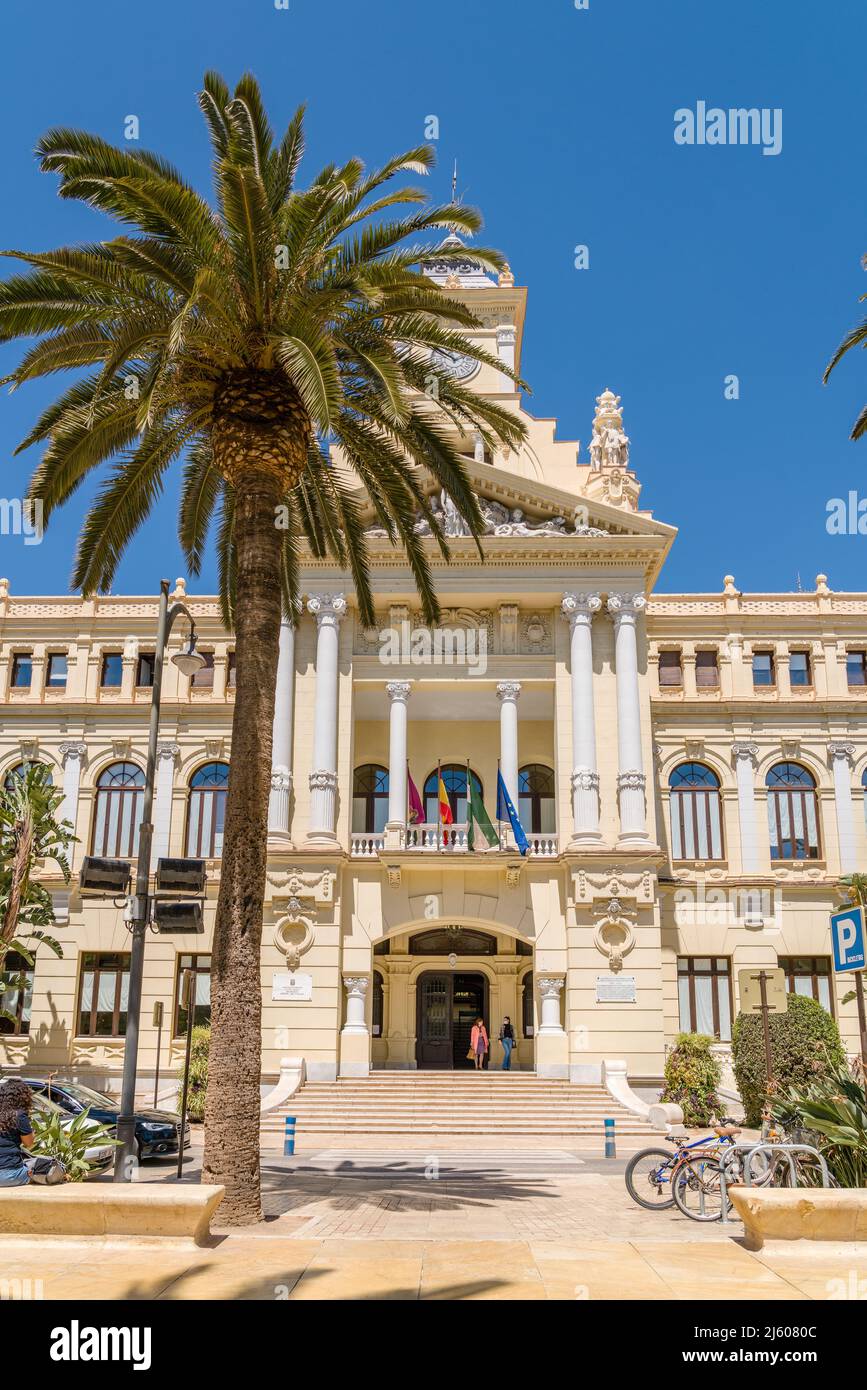Edificio del ayuntamiento de la ciudad de Málaga. Tiene un estilo neobaroque. Es obra de los arquitectos Guerrero Strachan y Rivera Vera. Foto de stock
