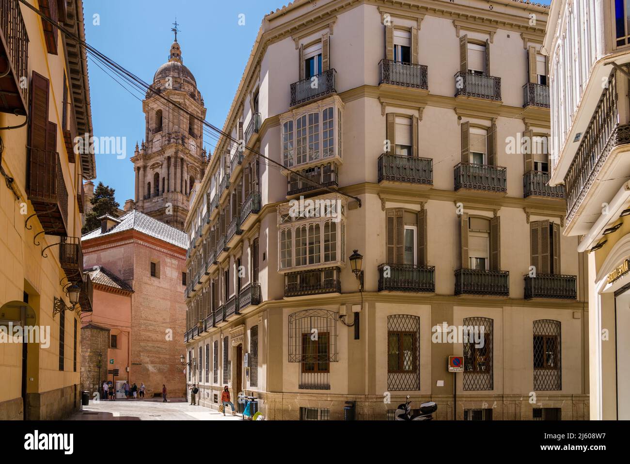 Málaga, ESPAÑA - Abril 21 2022: Calles de Málaga. Casco antiguo de Málaga pequeñas calles, zona de paseo con tiendas y restaurantes. Foto de stock