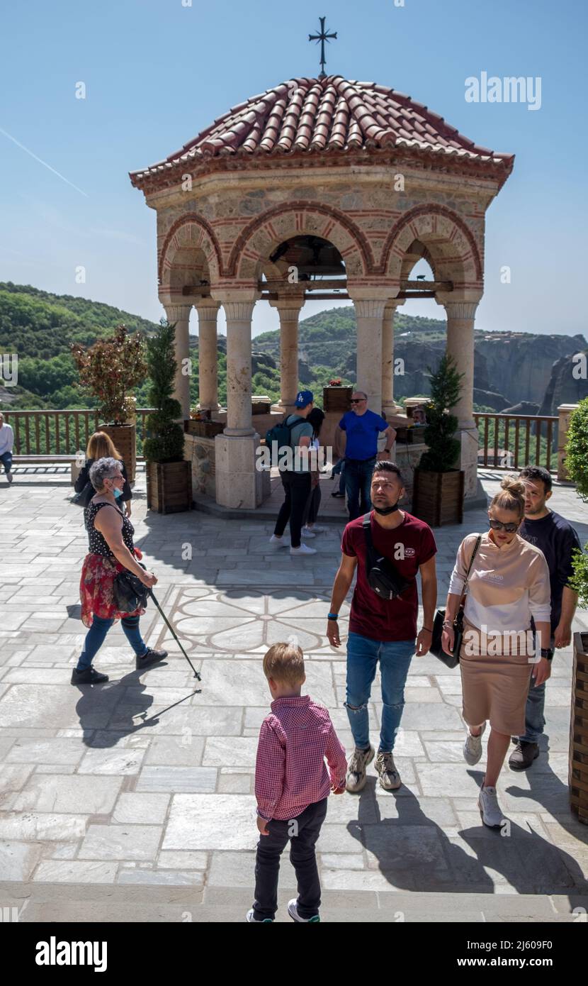 Gente caminando y mirando dentro de los monasterios de Meteora, Grecia Foto de stock