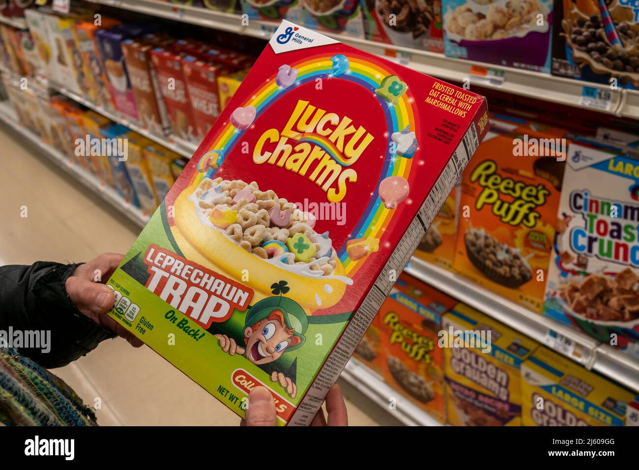 Cajas de cereales de desayuno de General Mills incluyendo Lucky Charms  exhibidos en los estantes del supermercado en Nueva York el lunes, 18 de  abril de 2022. La Administración de Alimentos y