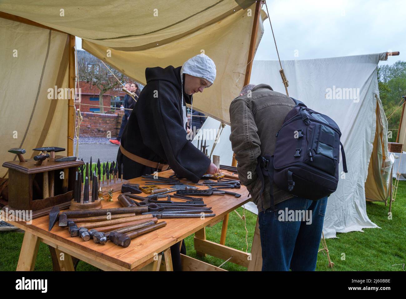 Un Fletcher o Arrow Maker vestido con traje de época muestra sus