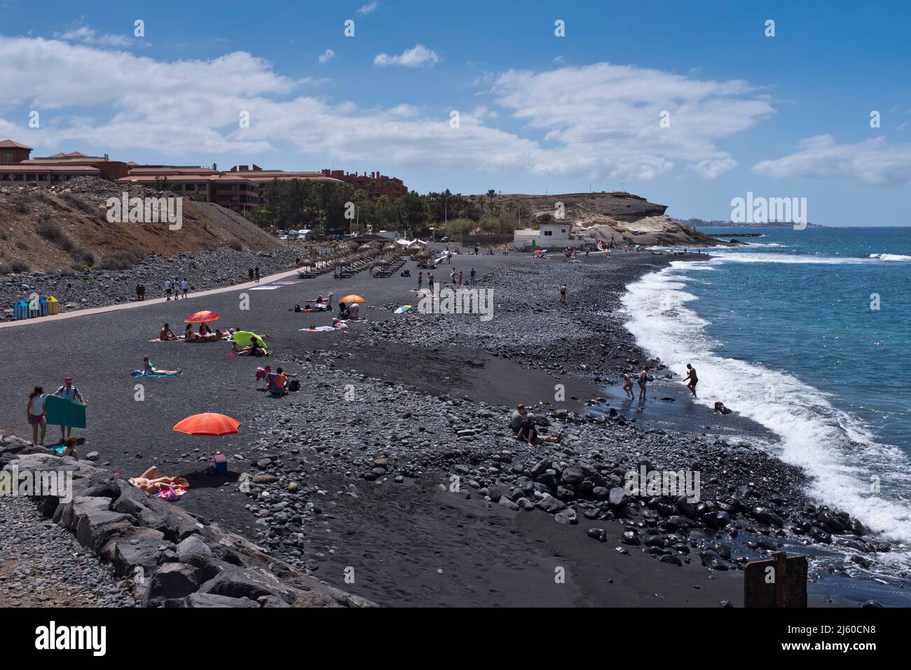 dh La Caleta COSTA ADEJE TENERIFE Playa De La Enramada playa de arena negra volcánica costa sur Foto de stock