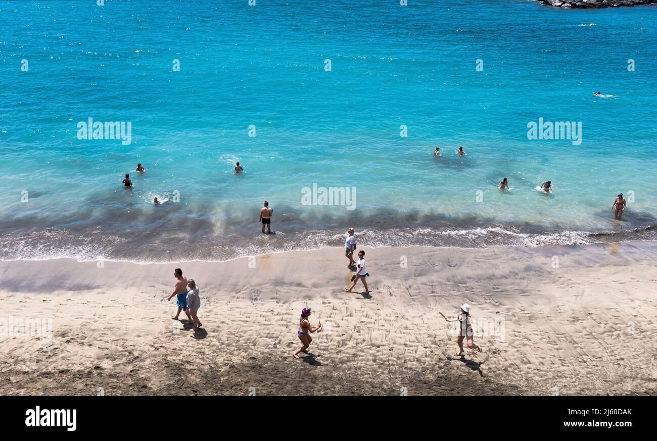 dh Playa del Duque COSTA ADEJE TENERIFE Vacaciones turísticas playas gente mar sur playas costa Foto de stock